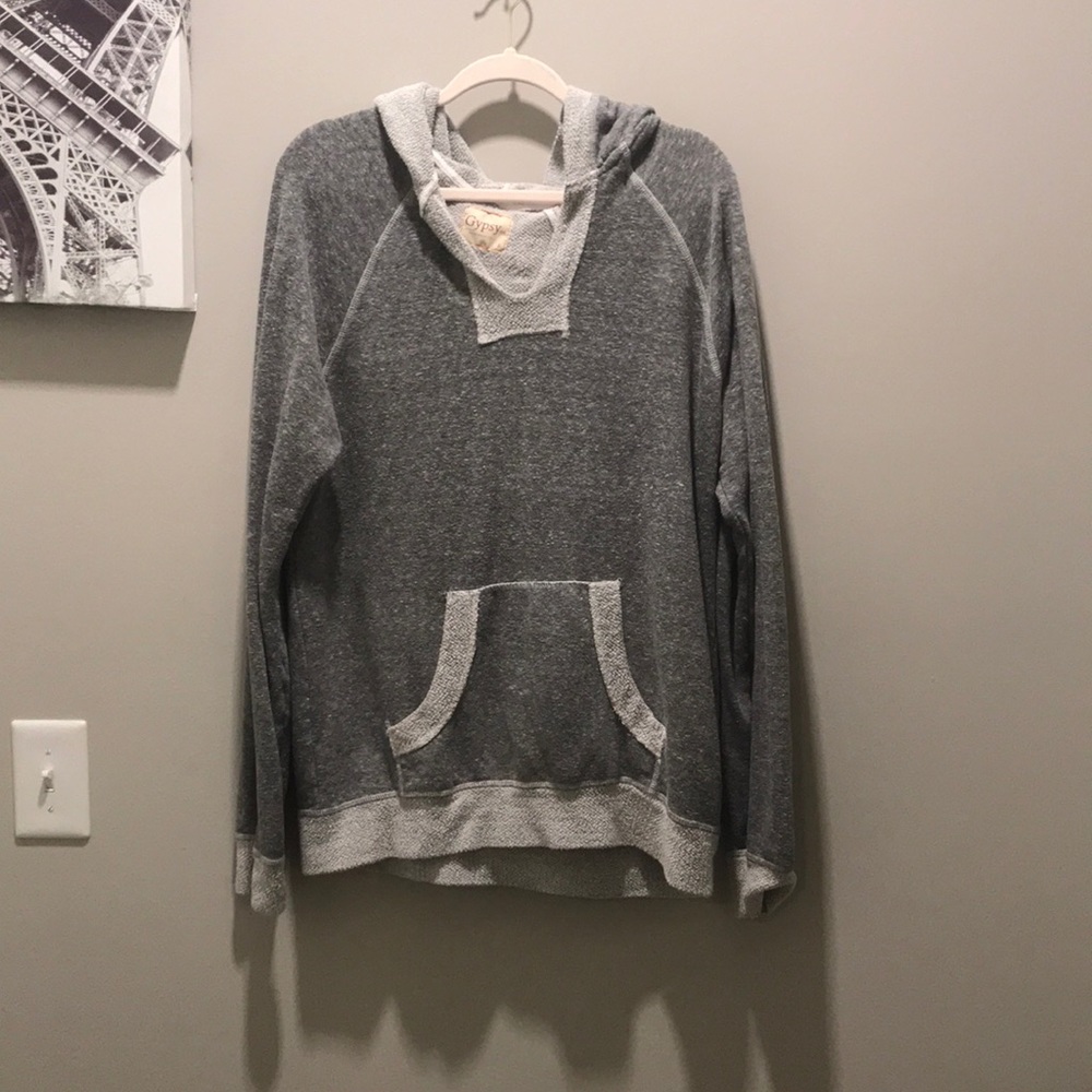 Cozy grey hoodie with pocket